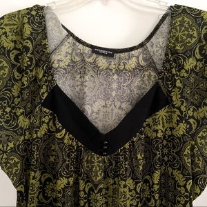 Very pretty green/blk Vneck with gathered 1/4 sleeve. Perseption woman design